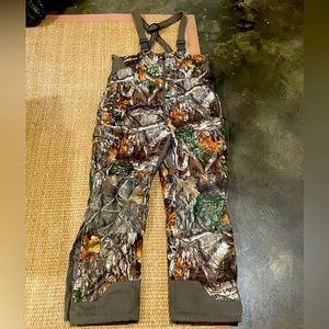Magellan Outdoors Insulated Hunting Bibs- Size L Realtree Xtra
